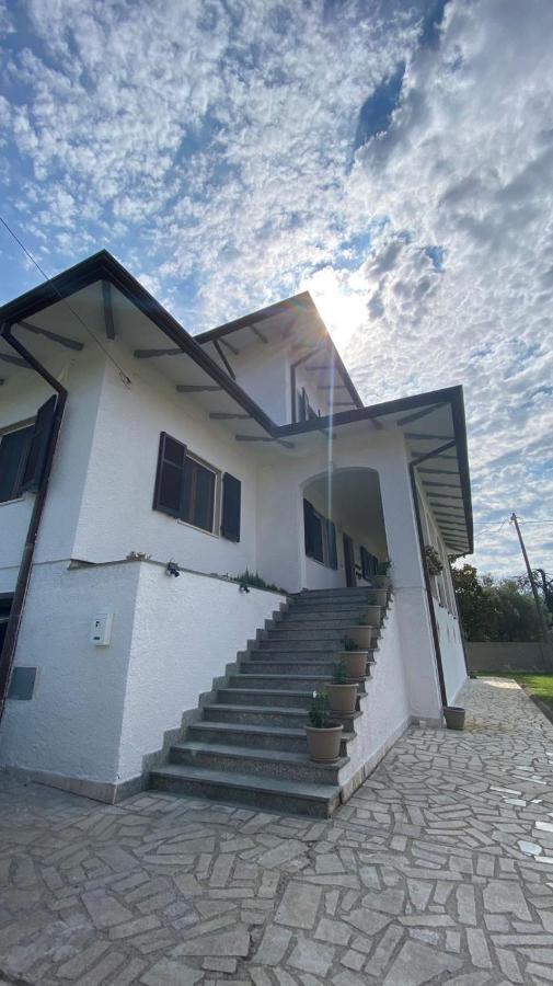 Villa Flora Affittacamere Luni Екстериор снимка