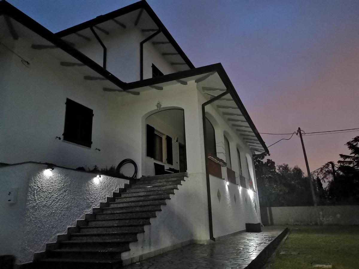 Villa Flora Affittacamere Luni Екстериор снимка