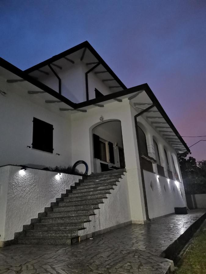 Villa Flora Affittacamere Luni Екстериор снимка
