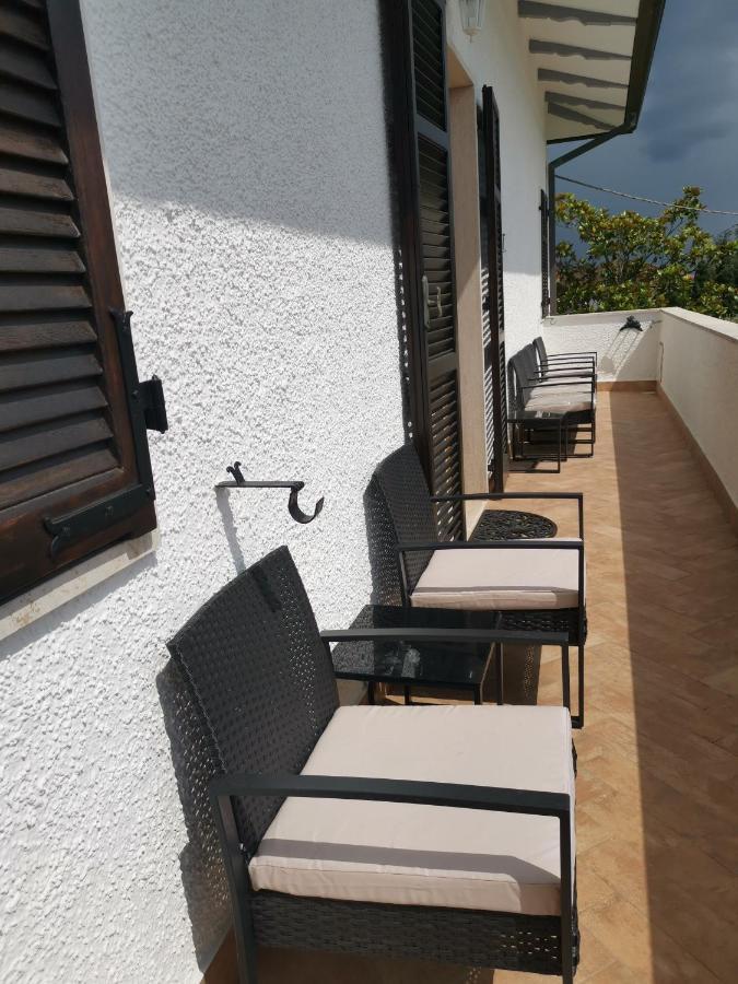 Villa Flora Affittacamere Luni Екстериор снимка